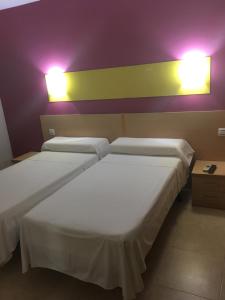 Postel nebo postele na pokoji v ubytování Hostal Ducal
