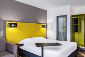 Rúm í herbergi á Ibis Styles Nice Centre Port