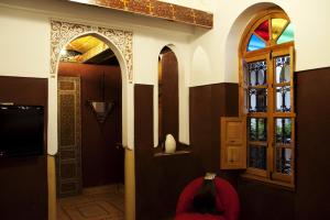 馬拉喀什的住宿－格蘭維里爾賓館，一间设有门的房间和一间带窗户的房间