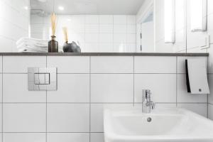 Ett badrum på Biz Apartment Hammarby Sjöstad