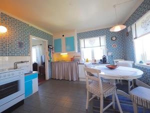 - une cuisine avec une table et des chaises dans la chambre dans l'établissement Steinbakk - Vestresand Lofoten, à Bøstad