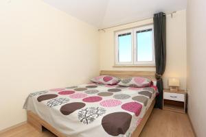 a bedroom with a bed and a window at Apartment Pa Ve in Murter