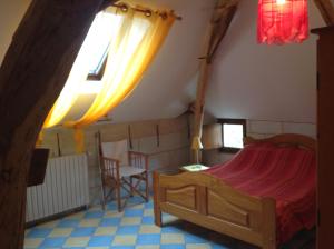 1 dormitorio con 1 cama, mesa y sillas en Maison de vacances La Haute Cormerie, en Le Thoureil