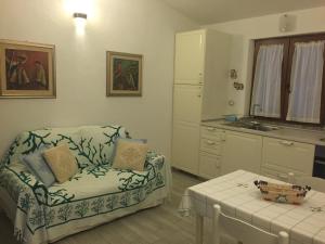 uma sala de estar com um sofá e uma mesa em La Buredda em Aglientu