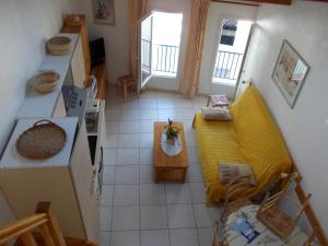 an overhead view of a room with a bed and a kitchen at Studios Castellane in Castellane