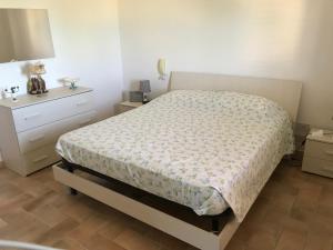 Tempat tidur dalam kamar di A 50 passi dal mare Villetta a Marsala