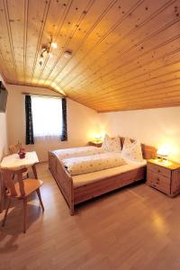 Postel nebo postele na pokoji v ubytování Haus Goldeggblick