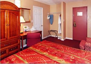 Una cama o camas en una habitación de Midtown Inn