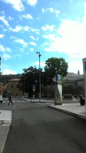 Eine Person überquert eine Straße in einer Stadt in der Unterkunft Appartamento Teodorico in Verona