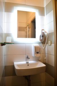ロキトニツェ・ナト・イゼロウにあるHotel Krakonosのバスルーム(洗面台、鏡付)