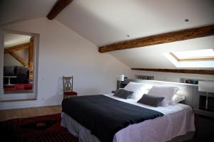 - une chambre dotée d'un grand lit avec des draps et des oreillers blancs dans l'établissement Le Couvent Marseille, à Marseille