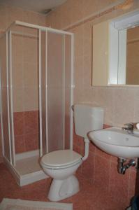 y baño con aseo y lavamanos. en Villa Radovan, en Novigrad Istria