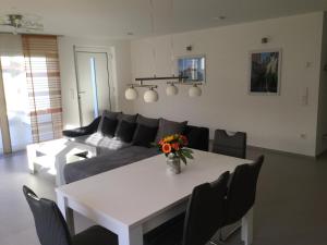 sala de estar con mesa blanca y sofá en Apartment Am Etzelbach, en Balingen