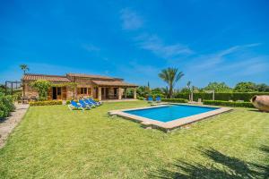 een tuin met een zwembad en een huis bij Ca Na Francisca in Alcudia