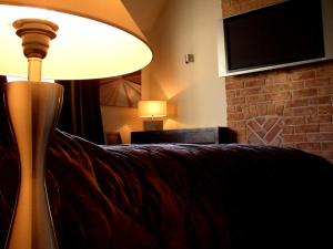 sala de estar con sofá y lámpara en 61 Warwick Road en Kenilworth