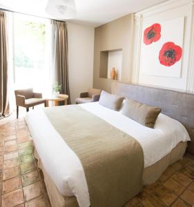 Villa Augusta في سانت-بول-تروا-تشاتو: غرفة نوم بسرير كبير في غرفة