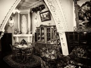 une photo en noir et blanc d'un salon avec une table et des chaises dans l'établissement VIP-Apartments Angel palas, à Tchernivtsi