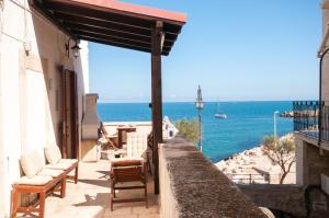 d'une terrasse avec des chaises et une vue sur l'océan. dans l'établissement Best view Giovinazzo, à Giovinazzo