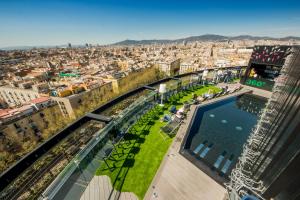 une vue aérienne d'une ville avec une piscine dans l'établissement Barceló Raval, à Barcelone