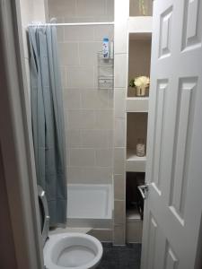 ウェイマスにあるNEAR BEACH - F - First Floor 2 Bedroom Maisonette - SELF CHECK INのバスルーム(トイレ、シャワー付)