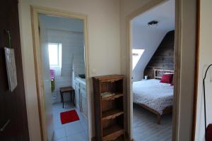 カルナックにあるTribord la Maison de l'âneのベッドルーム1室(ベッド1台付)、