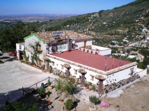 ハエンにあるAlojamiento Rural la Caseria de Piedra Restauranteの植物が植えられた建物の頭上