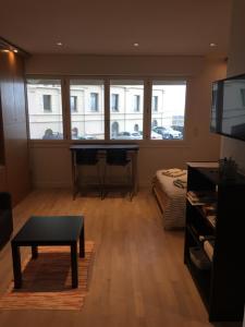 圣马洛Studio Québec Vue Mer的客厅配有桌子和钢琴