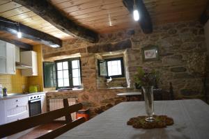eine Küche mit einem Tisch und einer Blumenvase darauf in der Unterkunft La Casa de Rosa in Filiel + 37 Fotos