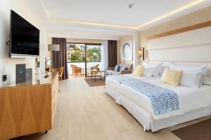 Postel nebo postele na pokoji v ubytování Gran Tacande Wellness & Relax Costa Adeje