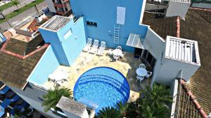 an overhead view of a swimming pool next to a building at Paramar Praia Grande in Ubatuba