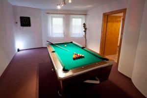 Biliár nebo kulečník v ubytování Ferienhaus Auer