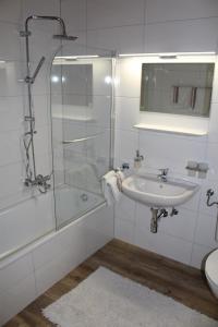 Kylpyhuone majoituspaikassa Adlerhorst