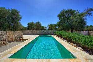 The swimming pool at or close to Il Trullo di Laura by PosarelliVillas