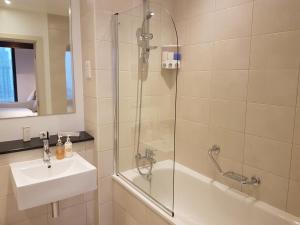 Koupelna v ubytování Excelsior Apartments - Liverpool Central - Free Parking - AirCon + 30 fotografií