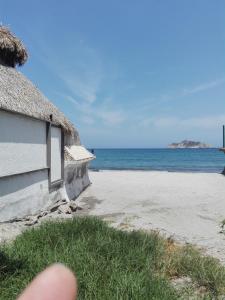 a person pointing at the beach with a building at Estudio 1 Cerca PLAYA Y CENTRO HISTORICO in Santa Marta