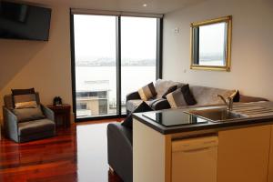 Posezení v ubytování Excelsior Apartments - Liverpool Central - Free Parking - AirCon