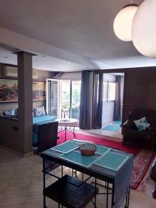 - un salon avec un canapé et une table dans l'établissement Ghazi Appartement, à Fès