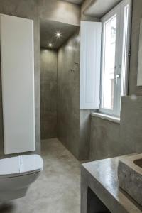 La salle de bains est pourvue de toilettes, d'un lavabo et d'une fenêtre. dans l'établissement BORGOBELTRANI, à Trani