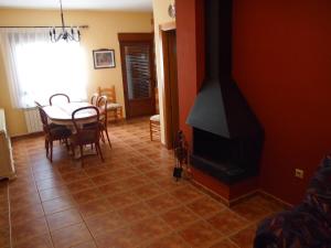 ein Esszimmer mit einem Tisch und einem Kamin in der Unterkunft Casa La Abuela in Villamalea