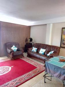 Ein Sitzbereich in der Unterkunft Ghazi Appartement