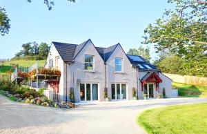 een groot huis met een oprit bij Cuilcagh Luxury Apartment in Enniskillen