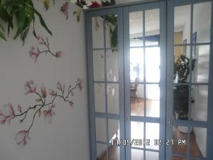 a wall mural of a branch with pink flowers at Appartement Sonnenhof in Füssen