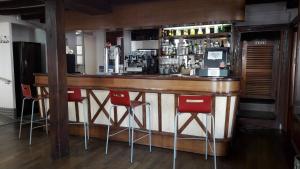 Lounge o bar area sa Hôtel Ecu de france