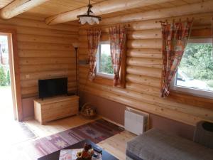 Cabaña de madera con sala de estar con TV de pantalla plana. en Drevenica Silvia en Liptovský Mikuláš