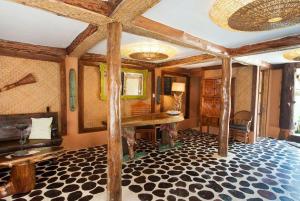 Televisyen dan/atau pusat hiburan di Aamori Boutique Hotel (Only Adults)