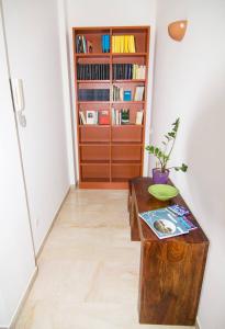 シラクーサにあるA casa di Liaの木製テーブルと本棚付きの部屋