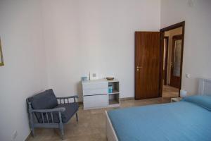 シラクーサにあるA casa di Liaのベッドルーム1室(ベッド1台、椅子、ドレッサー付)