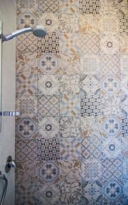 シラクーサにあるA casa di Liaのタイル張りの壁のバスルーム(シャワー付)