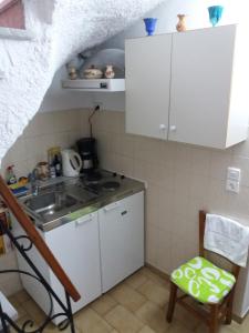 Kitchen o kitchenette sa Pansion Giannis Perris