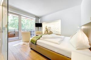 Una cama o camas en una habitación de Hotel Lün
